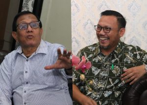 Hendri Ch Bangun saat diskusi dengan Kepala BPN Kota Depok Indra Gunawan.