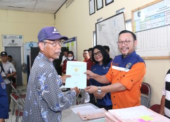 Ratusan Warga Tugu Cimanggis ‘Serbu’ Aula Kelurahan, BPN Kota Depok Bagikan 250 Sertifikat PTSL